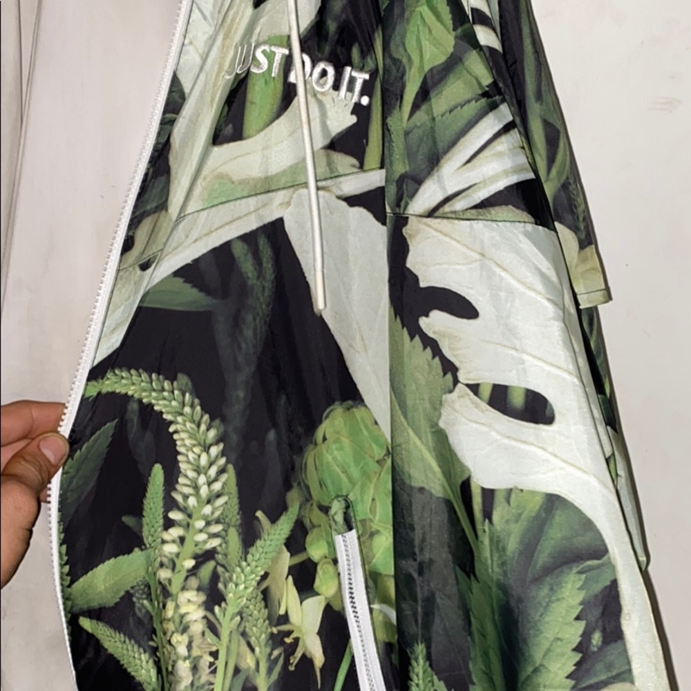 Nike - Picture 3 of 6